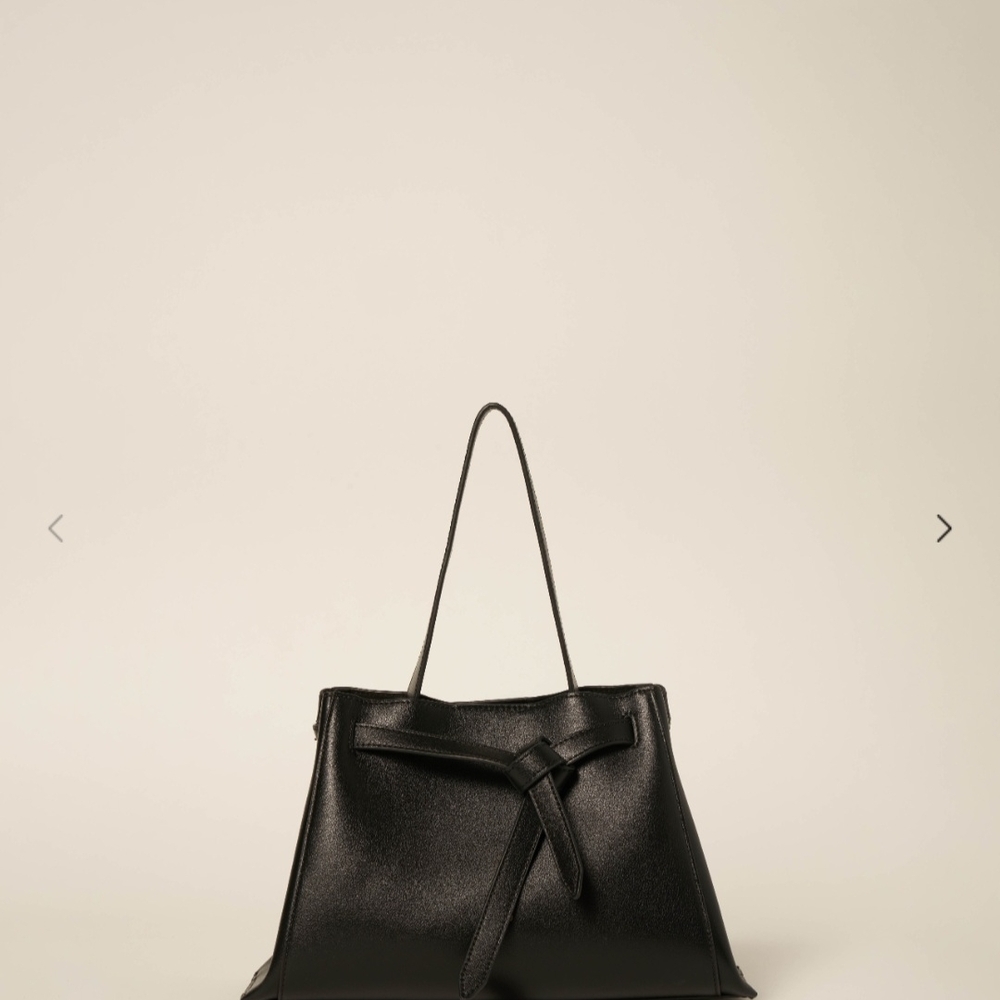 Elegant Black Shoulder Bag with Bow Accent